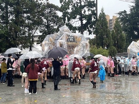 雨の中での祭り